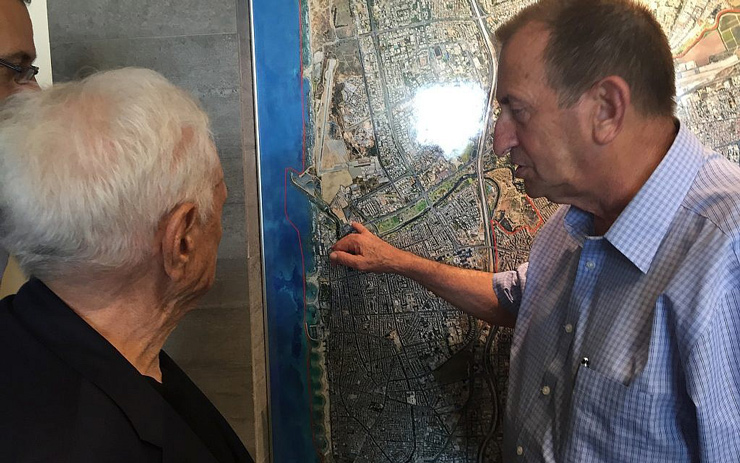 Architect Frank Gehry and Tel Aviv Mayor Ron Huldai look at an aerial photo of the planned site for the World’s Jewish Museum.