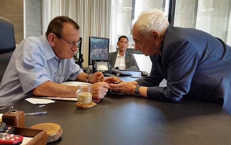 Architect Frank Gehry with Tel Aviv Mayor Ron Huldai discussing the World’s Jewish Museum in the mayor’s office in Tel Aviv.