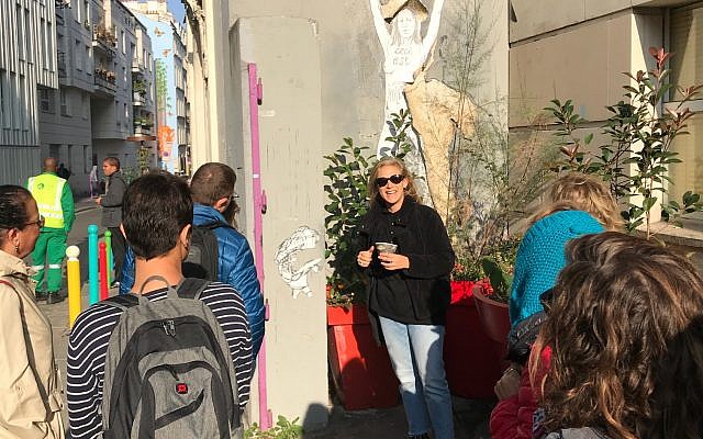 Arternative guide Rotem Gerstel explaining a piece of wall art. (Robert Sarner/ Times of Israel)
