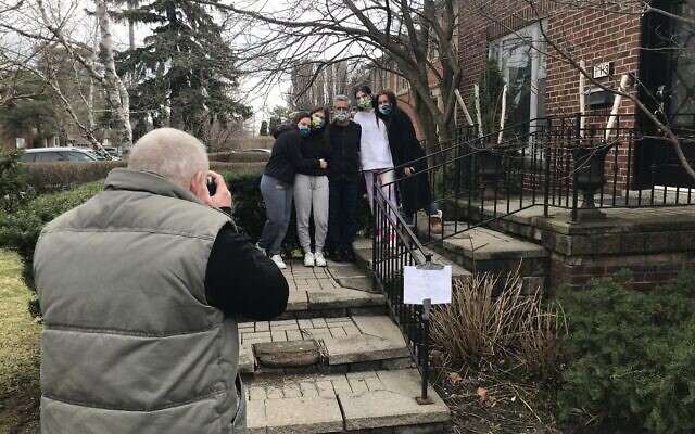 Elliot Sylman photographs the Freedman-Steinhouse family, April 8, 2020. (Robert Sarner/ Times of Israel)