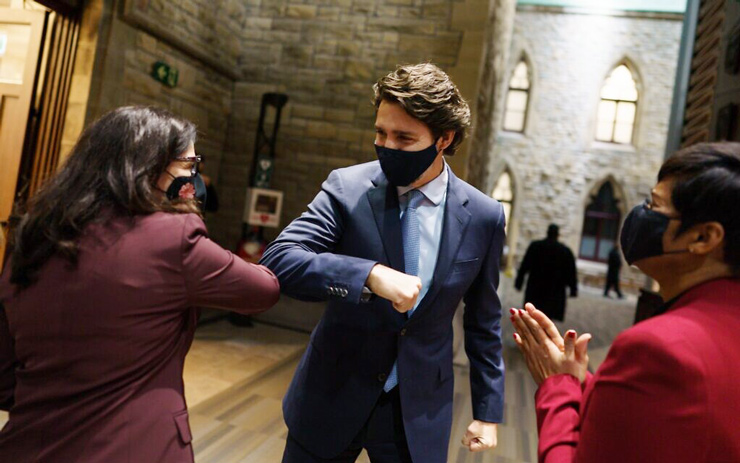 Newly sworn-in MP Ya’ara Saks greets Canadian Prime Minister Justin Trudeau in the antechamber before being introduced to the House of Commons, Ottawa, Canada, November 25, 2020. (Courtesy)