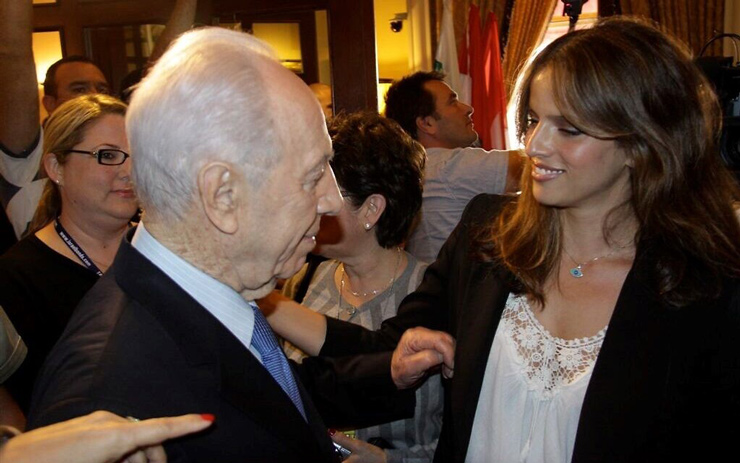 Israeli actress Noa Tishby with the late Israeli president Shimon Peres at a Times of Israel event in New York City in 2015. (Courtesy)