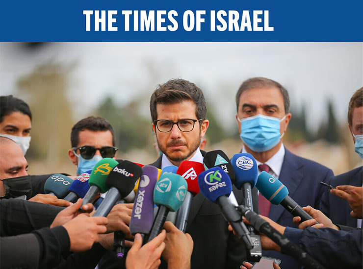 Israeli Ambassador to Azerbaijan George Deek speaks to Azeri media in a residential neighborhood of the city of Ganja after it was hit by Armenian missiles, October 2020.