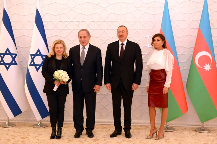 Prime Minister Benjamin Netanyahu and his wife Sara (L) pose for a photo with Azerbaijan President Ilham Aliyev and his wife Mehriban Aliyeva (R) at Baku’s Zagulba Palace on December 13, 2016. (Haim Zach/GPO)