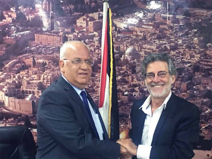 Ofer Bronchtein, right, with chief Palestinian negotiator Saeb Erekat in Ramallah, 2019. (Courtesy)
