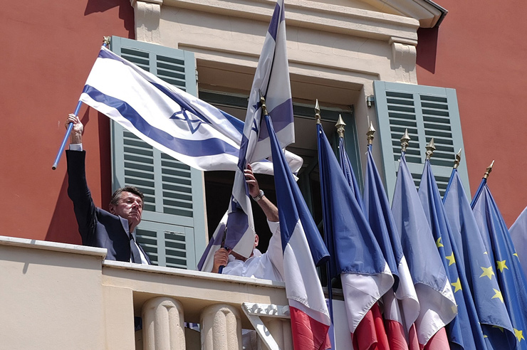 French mayor of Nice Christian Estrosi removes Israeli flags from the balcony of the town hall following an administrative court order to take them down, in Nice, southern France, on June 26, 2025. (Valery Hache / AFP)