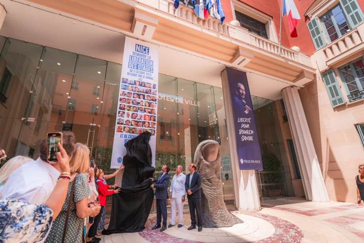 Nice Mayor Christian Estrosi unveils the hostage banner at Nice City Hall moments after having to remove Israeli flags from the balcony outside his office, in Nice, France, June 26, 2025. (David Nouy)
